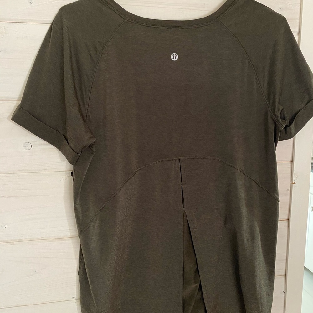 Lululemon tshirt